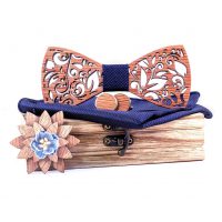 Set dřevěného motýlku, kapesníčku, manžetových knoflíčků a brože - Vyřezávané listy, modrý