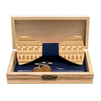 Set dřevěného motýlku, manžetových knoflíčků a kapesníčku - Vánoční, modrý