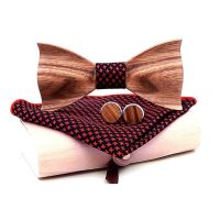 Set dřevěného motýlku, manžetových knoflíčků a kapesníčku - 3D s červenými puntíky