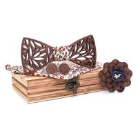 Set dřevěného motýlku, brože, manžetových knoflíčků a kapesníčku - Listy s květinovým středem